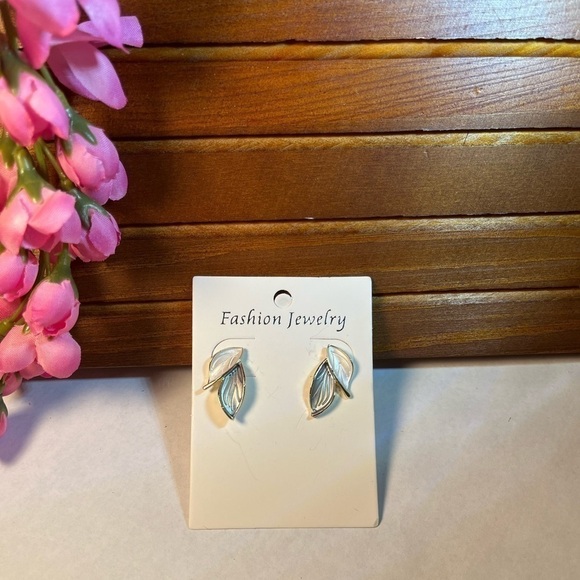 Fashion Jewelry Pierced Earrings, Gray and White Double Leaf Design. - Picture 2 of 10